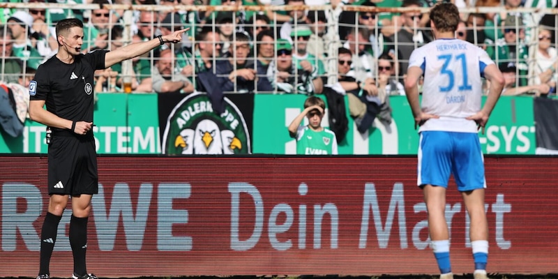 Un tifoso entra in campo e stacca il var dopo che era stato assegnato un rigore alla sua squadra 2 Un tifoso entra in campo e stacca il var dopo che era stato assegnato un rigore alla sua squadra