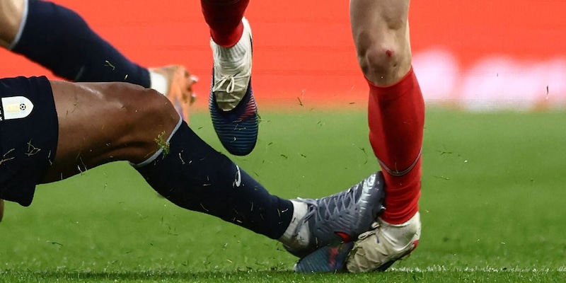 Bufera su Araujo, il fallo su Foden infiamma l'Inghilterra: "Indecente e fuori controllo. Il Var a cosa serve?" 4 Bufera su Araujo, il fallo su Foden infiamma l'Inghilterra: "Indecente e fuori controllo. Il Var a cosa serve?"