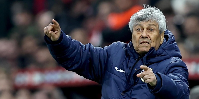 Paura per Lucescu, malore improvviso durante l'allenamento della Romania: "Trasportato d'urgenza in un ospedale" 3 Paura per Lucescu, malore improvviso durante l'allenamento della Romania: "Trasportato d'urgenza in un ospedale"