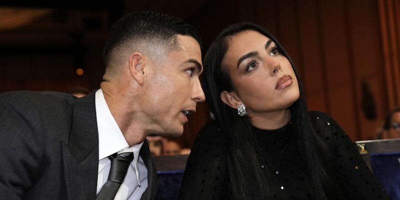 Cristiano Ronaldo, l'indiscrezione: lascia l'Arabia e vola a Madrid con la famiglia, cos'è successo 1 Cristiano Ronaldo, l'indiscrezione: lascia l'Arabia e vola a Madrid con la famiglia, cos'è successo