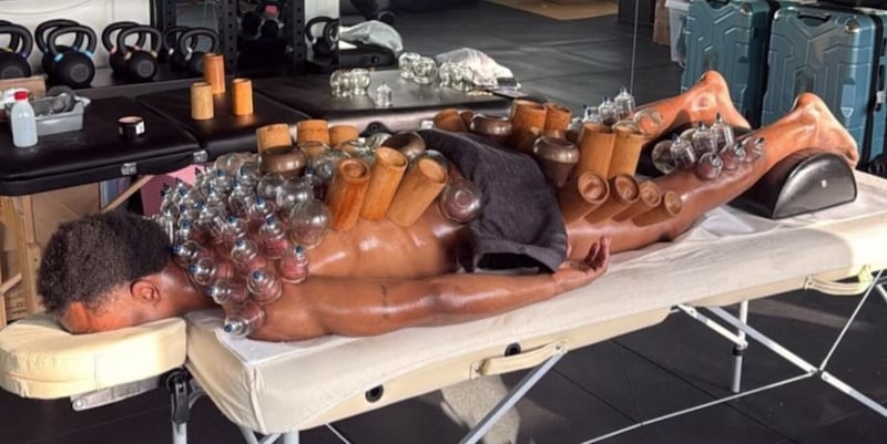 Openda e la foto shock sui social: perch&eacute; l'attaccante della Juve &egrave; ricoperto da ventose