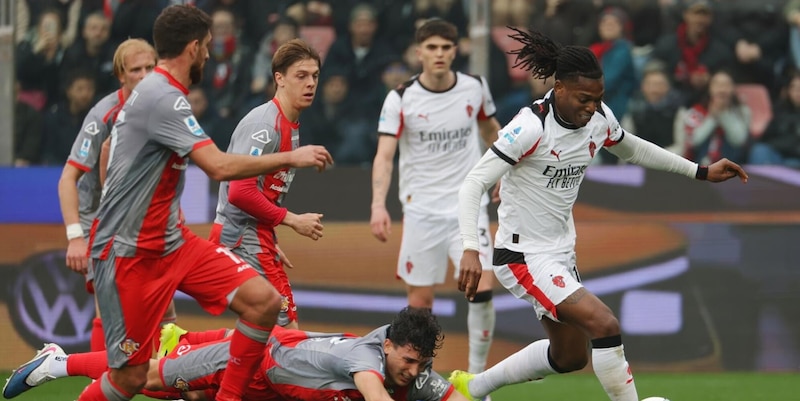 Milan, Pavlovic e Leao salvano Allegri nel finale: Cremonese battuta e Inter a +10 2 Milan, Pavlovic e Leao salvano Allegri nel finale: Cremonese battuta e Inter a +10