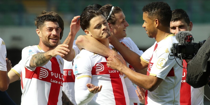 La battuta di De Rossi dopo la vittoria del Genoa a Verona: "Volevo esultare da una settimana" 4 La battuta di De Rossi dopo la vittoria del Genoa a Verona: "Volevo esultare da una settimana"