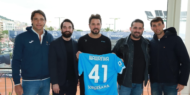 Napoli, maglia speciale per Wawrinka: lo svizzero in città per la Guerri Tennis Cup 4 Napoli, maglia speciale per Wawrinka: lo svizzero in città per la Guerri Tennis Cup