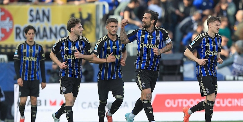 Orgoglio Pisa, battuto il Cagliari con doppietta di Caracciolo: espulsi Durosinmi e Obert 1 Orgoglio Pisa, battuto il Cagliari con doppietta di Caracciolo: espulsi Durosinmi e Obert