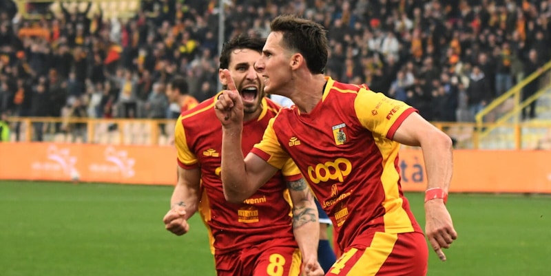 Frosinone show, Samp asfaltata e in crisi. Che rimonta del Catanzaro, ko Juve Stabia