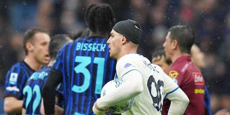 Esposito illude l'Inter, Krstovic la riprende tra le proteste, il Milan pu&ograve; riaprire il campionato: espulso Chivu