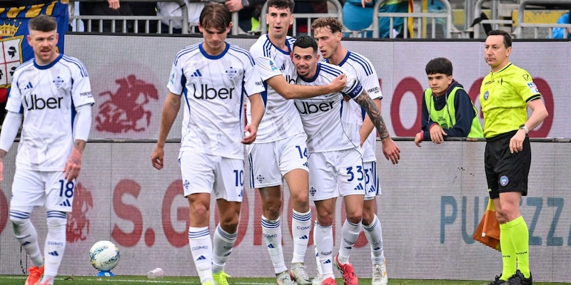 Esposito non basta, Cagliari ko: il Como vince e aggancia la Roma al quarto posto