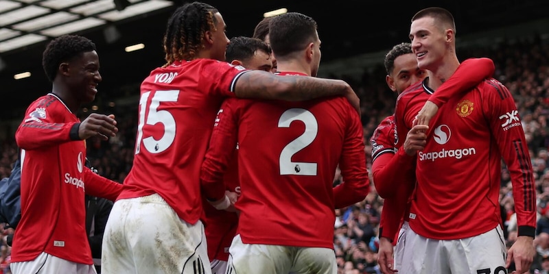 L'Aston Villa pensa all'Europa League e ne prende tre dal Manchester United 1 L'Aston Villa pensa all'Europa League e ne prende tre dal Manchester United