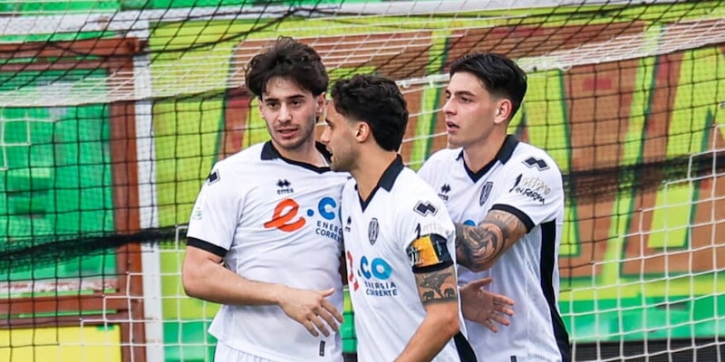 Corazza riprende due volte il Frosinone. Vittoria importante per il Bari