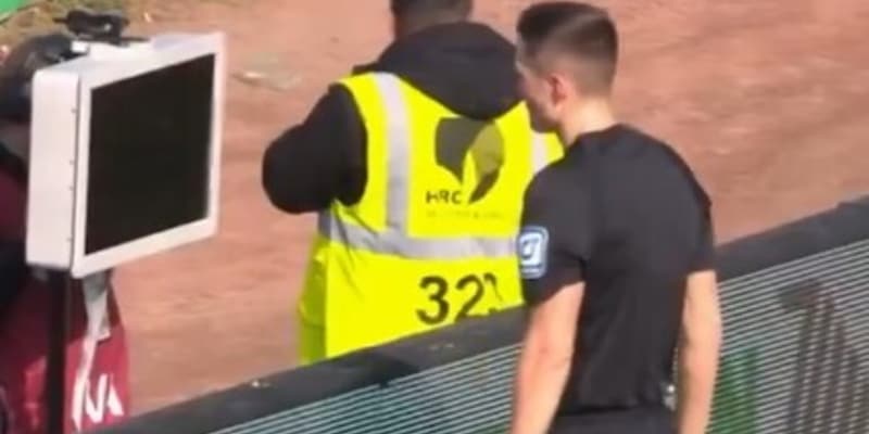 "Stacchiamo la spina al Var", espongono lo striscione e lo fanno davvero: cosa &egrave; successo e dove