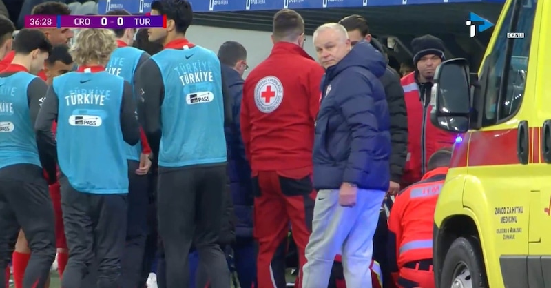Terrore in Croazia-Turchia U21, partita sospesa: il ct turco collassa a terra, ambulanza in campo 2 Terrore in Croazia-Turchia U21, partita sospesa: il ct turco collassa a terra, ambulanza in campo