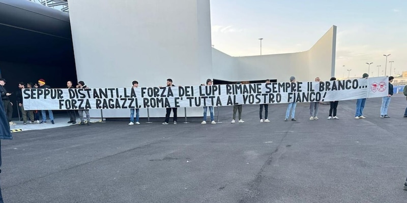 La Roma parte per Bologna: lo striscione da brividi dei tifosi