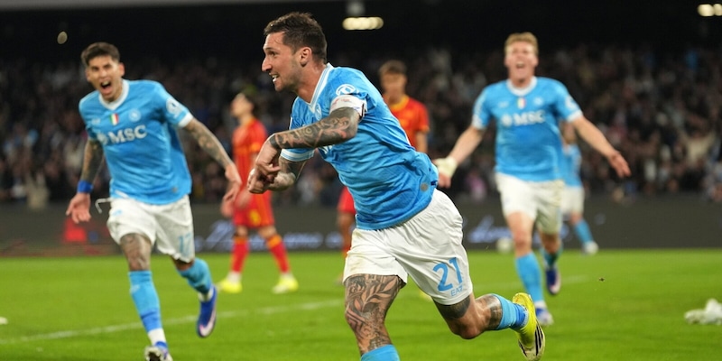 Il Napoli rimonta il Lecce e vince: per Conte decisivi i cambi. Paura per Banda nel finale