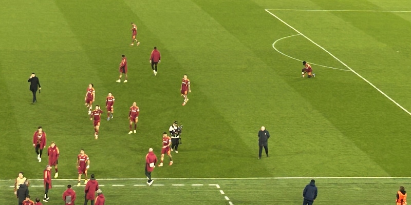 La Roma a testa bassa dopo l'eliminazione con il Bologna, la Curva Sud fischia e reagisce cos&igrave;