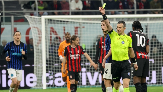 Le pagelle degli arbitri: Fabbri 5, poco coerente. Mariani, derby da 6: quel tocco di mano al 48'...