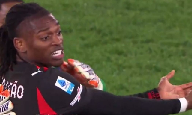 Rabbia Leao per il cambio: Allegri cerca l'abbraccio, Rafa lo evita. Tare perplesso in tribuna