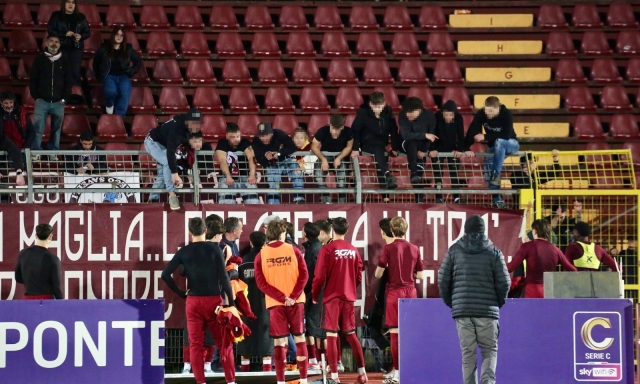 Pontedera, calvario senza fine: insultati dagli ultras, costretti a togliersi la maglia e pure multati
