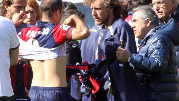 Le maglie del Genoa consegnate agli ultras: quando il calcio si arrese al ricatto