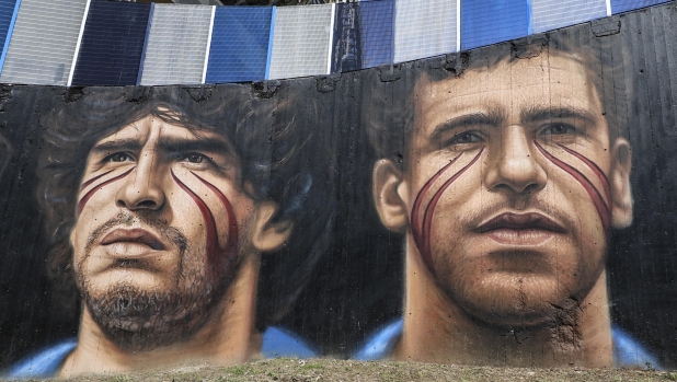 Da Maradona a Cavani, Jorit celebra i miti del Napoli sulle mura dello stadio