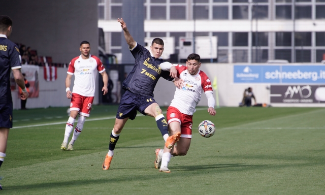 Serie B, il Frosinone vince in casa del Sudtirol e aggancia il Monza. Bari, ko tra i fischi 1 Serie B, il Frosinone vince in casa del Sudtirol e aggancia il Monza. Bari, ko tra i fischi