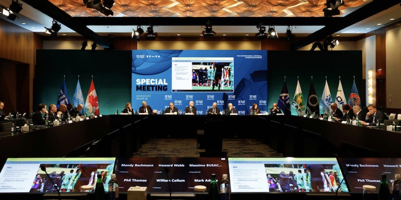 Ifab, svolta storica: rosso diretto ai giocatori che si coprono la bocca per insultare