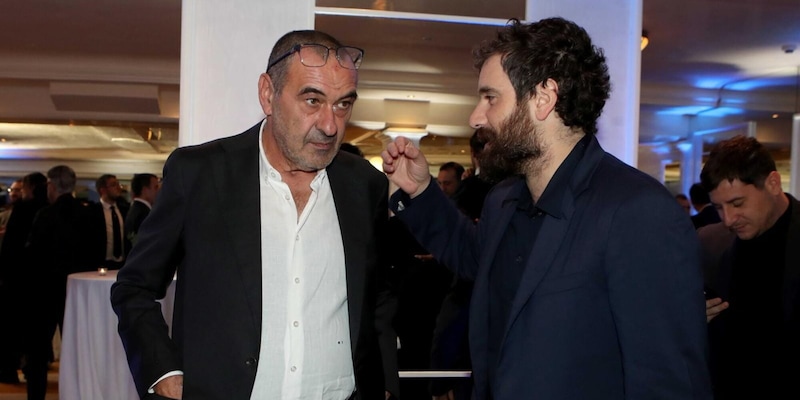 Cori contro Lotito e per la Lazio al concerto di Tommaso Paradiso. Lui esce e risponde: &ldquo;Se fate cos&iacute;&hellip;&rdquo;