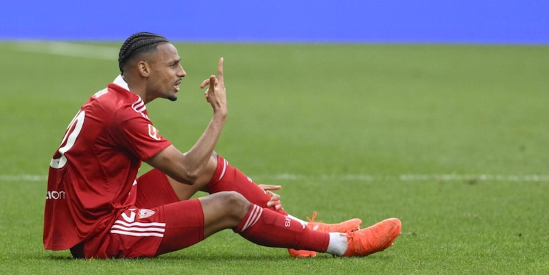 Siviglia, che caos dopo il ko a Oviedo: i tifosi minacciano e insultano i giocatori, interviene la Liga