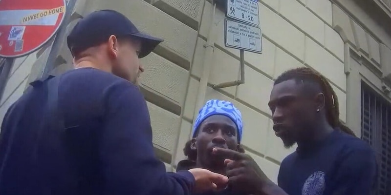 Kean contro Pengwin, altro che chiarimento: insulti e rissa sfiorata durante l'incontro. Poi Moise si scusa 2 Kean contro Pengwin, altro che chiarimento: insulti e rissa sfiorata durante l'incontro. Poi Moise si scusa