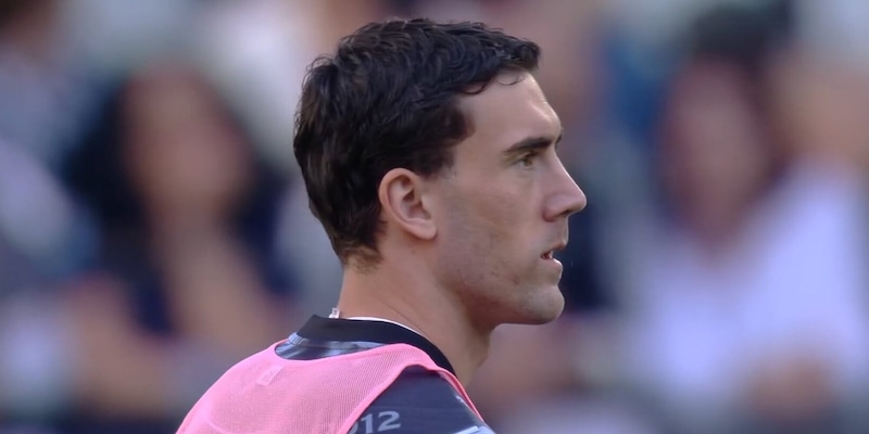 Vlahovic ko, testa bassa dopo il riscaldamento: cos'è successo in Juve-Genoa 3 Vlahovic ko, testa bassa dopo il riscaldamento: cos'è successo in Juve-Genoa