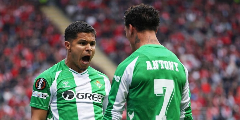 Europa League, Hernandez salva il Betis su rigore: 1-1 a Braga, la qualificazione si decider&agrave; a Siviglia