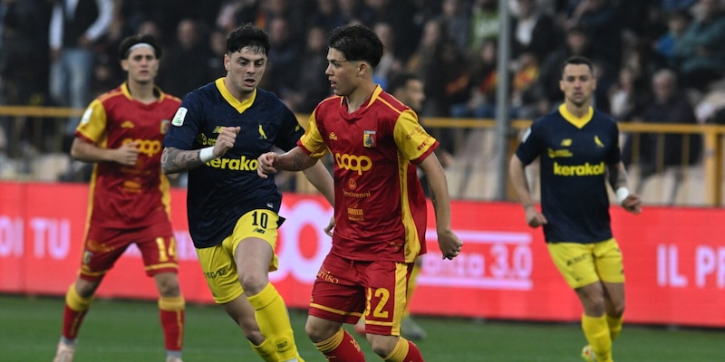 Pedro Mendes beffa il Catanzaro al 95' e regala un punto play-off al Modena 4 Pedro Mendes beffa il Catanzaro al 95' e regala un punto play-off al Modena