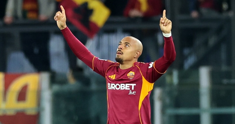 Malen trascinatore, tripletta al Pisa: la Roma aggancia la Juve e accende la corsa Champions