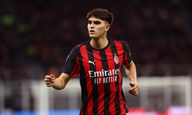 Deve entrare in campo ma è terrorizzata: Bartesaghi calma una bimba tenendola in braccio 3 Deve entrare in campo ma è terrorizzata: Bartesaghi calma una bimba tenendola in braccio