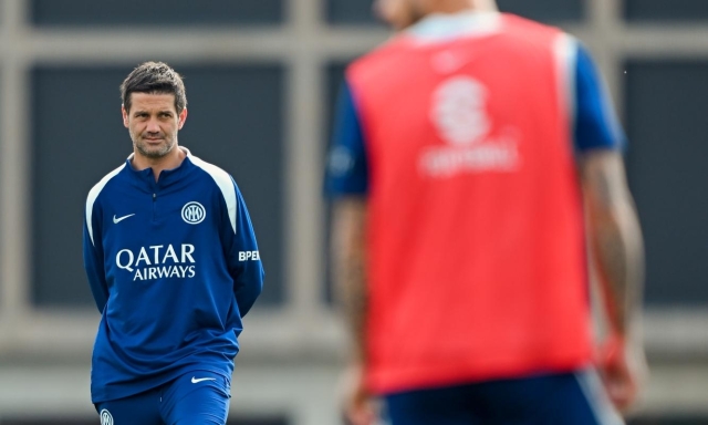 "Testa alta, hai a fianco la tua gente". Striscione per Bastoni fuori da Appiano Gentile 4 "Testa alta, hai a fianco la tua gente". Striscione per Bastoni fuori da Appiano Gentile