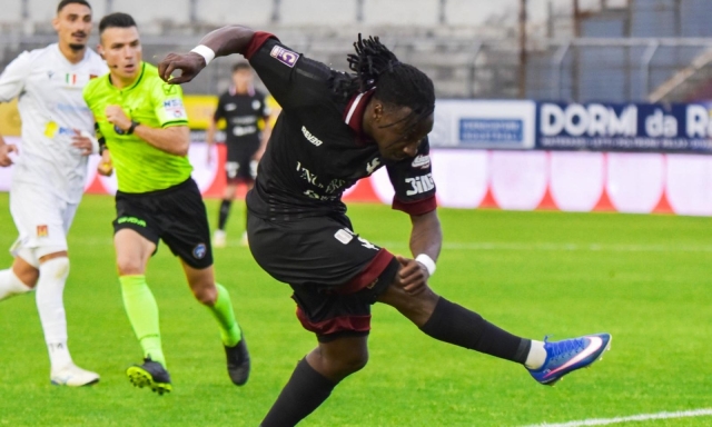 L'Arezzo vince il derby con il Livorno e torna in testa. La Casertana non si ferma più