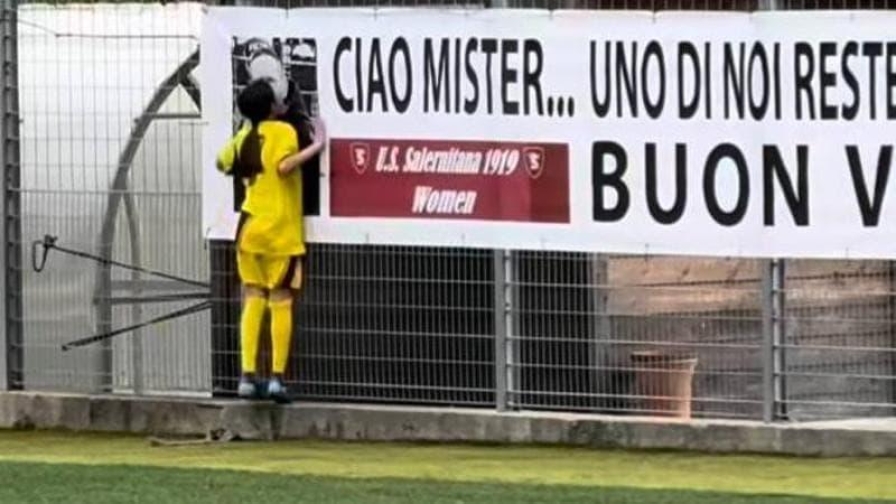 Calciatrice della Salernitana U15 fa gol e bacia la foto dell'allenatore scomparso 4 Calciatrice della Salernitana U15 fa gol e bacia la foto dell'allenatore scomparso