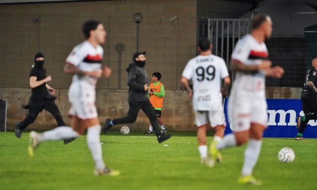 In Monopoli-Foggia invasione finale di incappucciati: arrestati in campo!