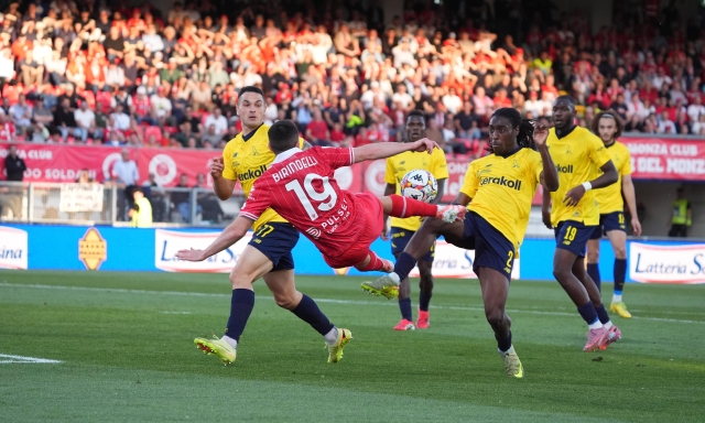 Colpo Monza: l'acrobazia di Birindelli stende il Modena e aggancia il Venezia. Ora Avellino-Bari