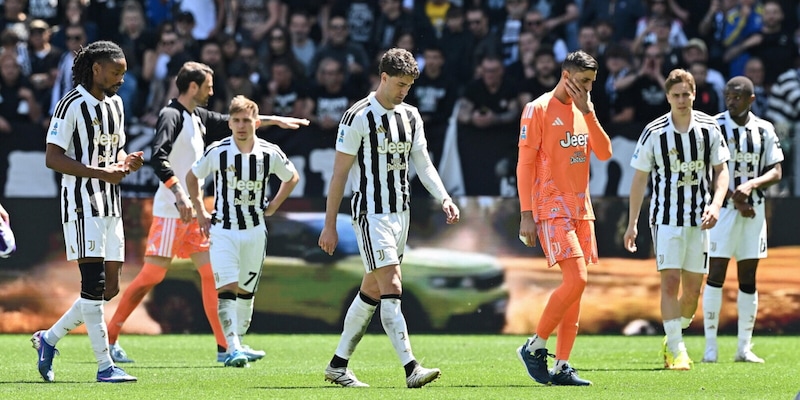 Juve gi&agrave; bocciata dalla Borsa, buco da Champions: la palla passa al mercato