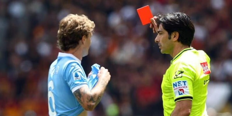 Moviola derby Roma-Lazio, Maresca e Di Bello si perdono il rosso per Maldini: cosa &egrave; successo