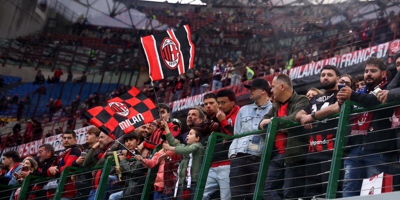Milan, dentro e fuori sale la protesta contro Furlani 2 Milan, dentro e fuori sale la protesta contro Furlani