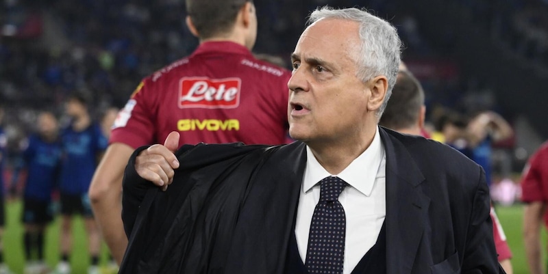 Lotito: "Sarri ha ancora due anni con la Lazio, ma nessuno &egrave; indispensabile"