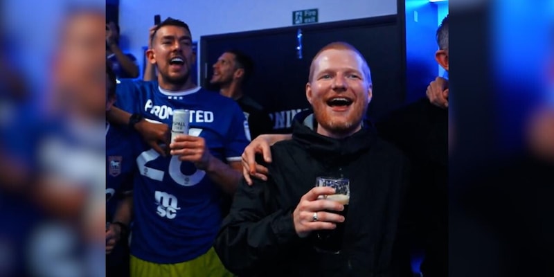 Impresa Ipswich Town, &egrave; Premier League: Ed Sheeran scatenato con i giocatori