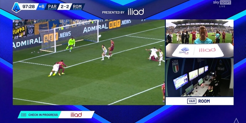 Perché su Rensch è fallo: la spiegazione della giusta scelta dell'arbitro Chiffi nel finale di Parma-Roma 3 Perché su Rensch è fallo: la spiegazione della giusta scelta dell'arbitro Chiffi nel finale di Parma-Roma
