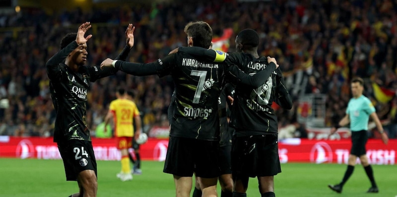 Il Psg batte il Lens ed è ancora campione: Kvara e Mbaye griffano il trionfo 2 Il Psg batte il Lens ed è ancora campione: Kvara e Mbaye griffano il trionfo