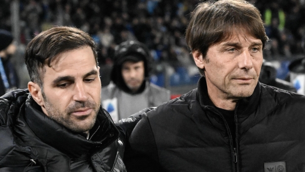 LIVE Dalle 18 Como-Napoli: Fabregas con Douvikas dal 1', Conte sceglie Beukema in difesa