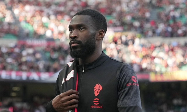 Tomori, che disastro: espulso per doppio giallo, Milan in 10 dal 24' contro il Sassuolo