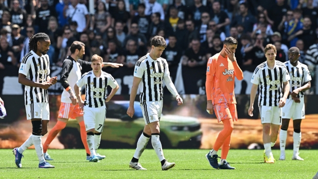 Prima il gelo, poi fischi: gli juventini non ci stanno, la contestazione non risparmia nessuno 1 Prima il gelo, poi fischi: gli juventini non ci stanno, la contestazione non risparmia nessuno