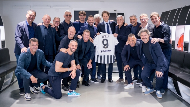 Il ricordo di Vialli e il messaggio per la Juve del presente: John Elkann omaggia i campioni del '96 2 Il ricordo di Vialli e il messaggio per la Juve del presente: John Elkann omaggia i campioni del '96